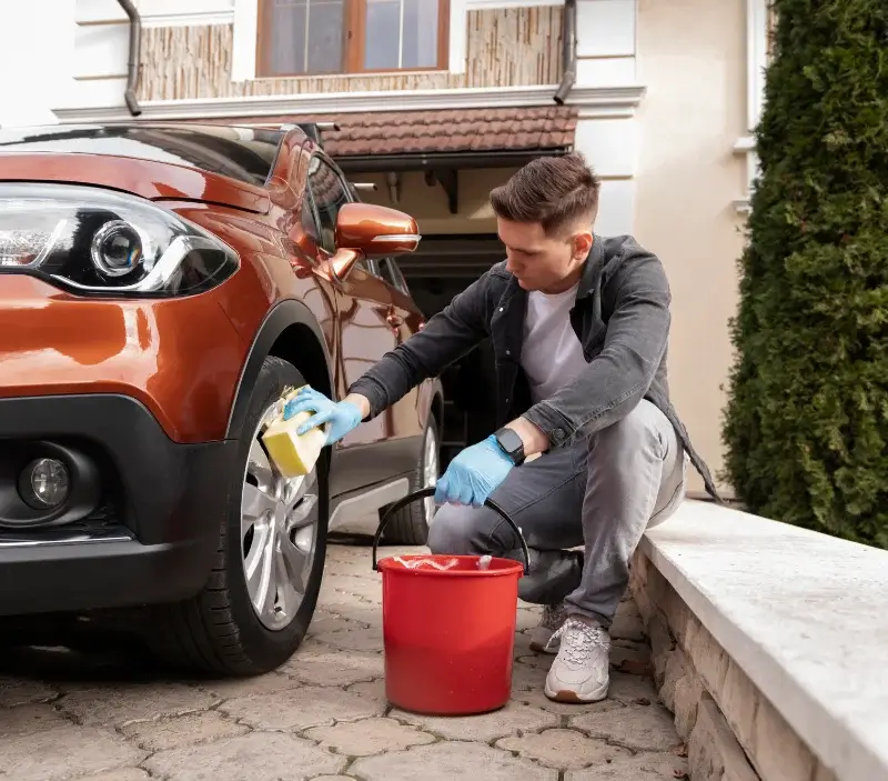 Lavage auto à domicile Luemschwiller : professionnel intervenant sur un véhicule